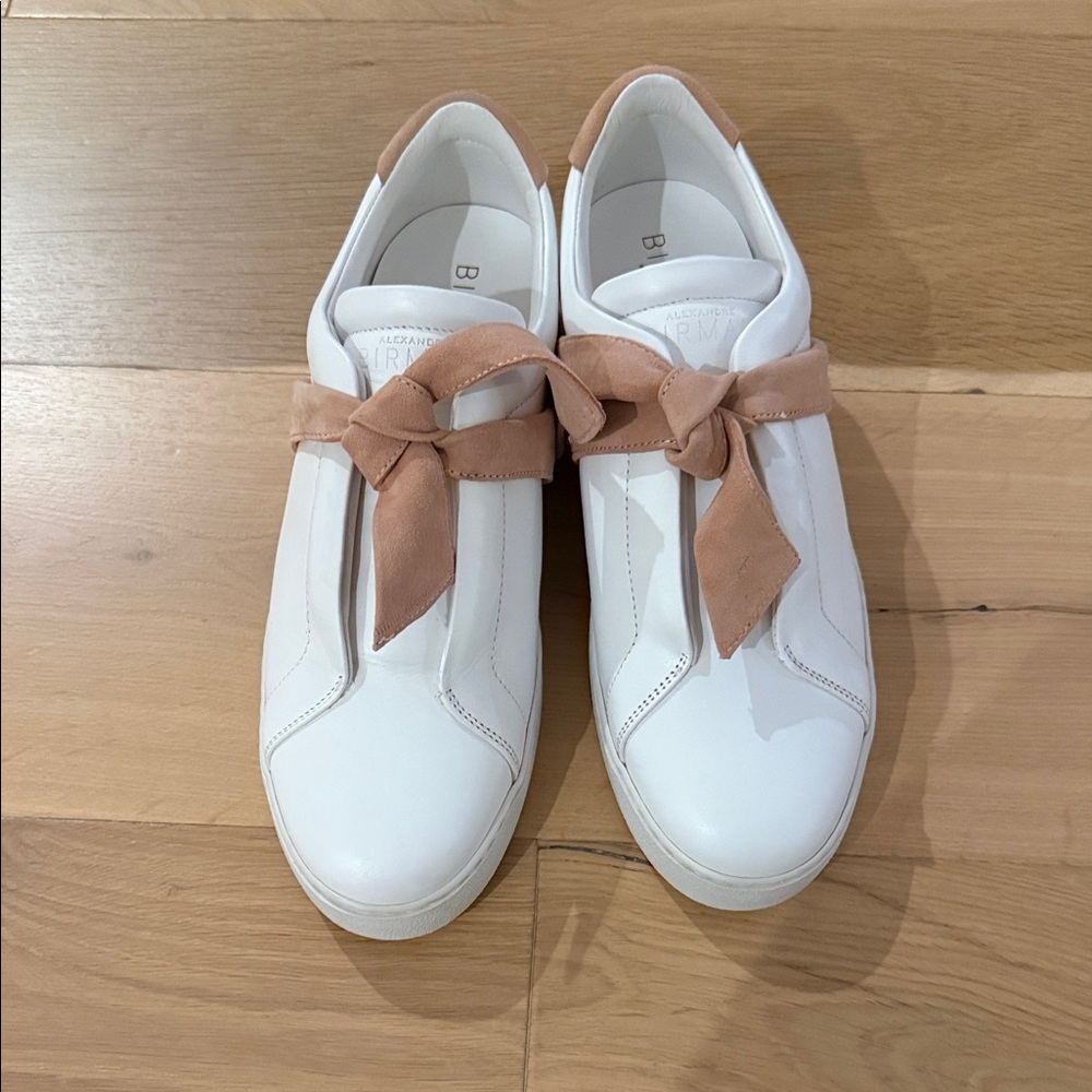 Alexandre Birman White with pink/mauve tie